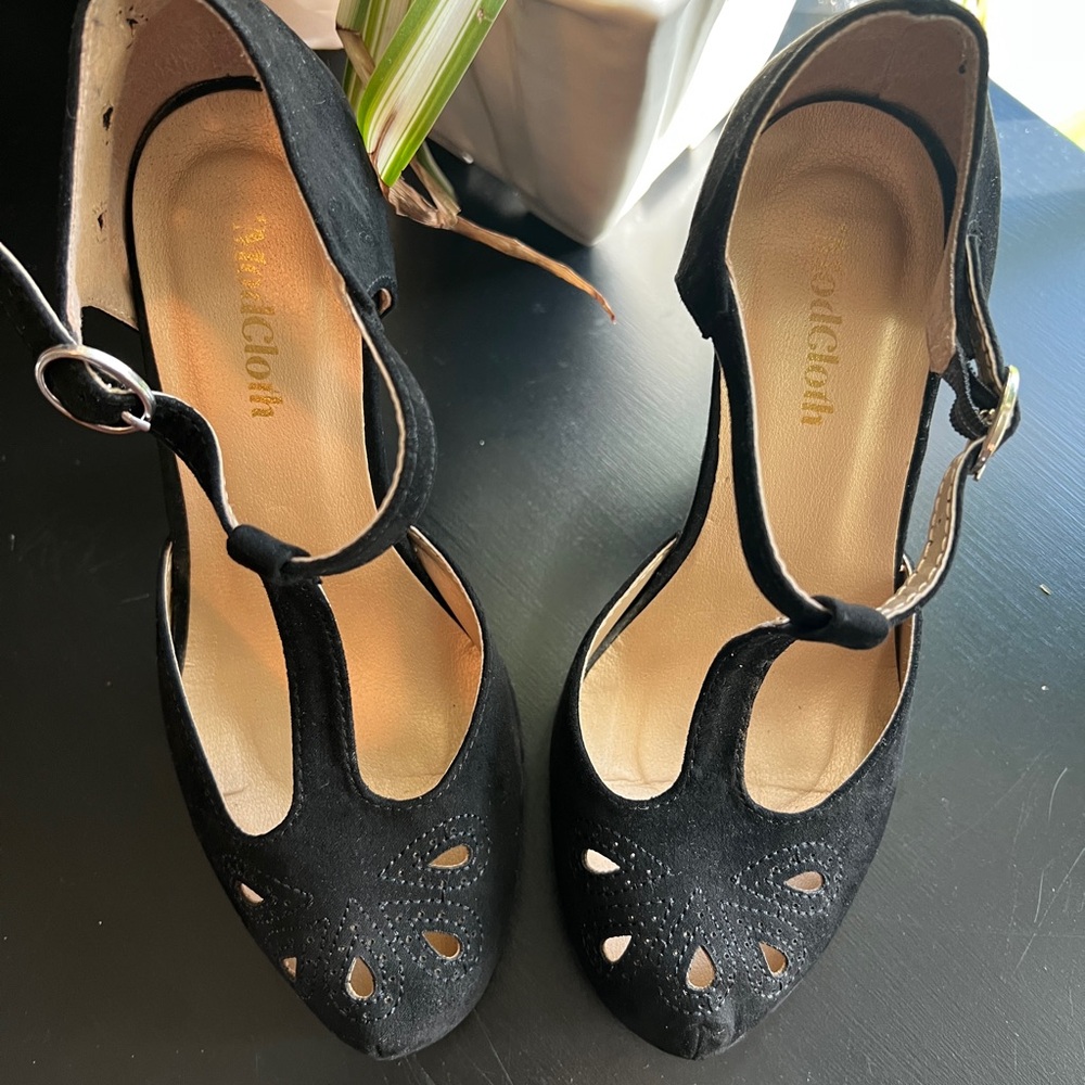 ModCloth size 7 velour black t-strap pumps - Picture 2 of 6